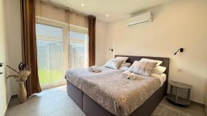 Local-Lux Garden House B -Terrace, BBQ & 6 Guests