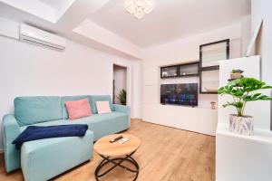 Velora Residence, Modern 2 room apartment, underground free parking, fast WI-FI, great location, Self check in, free cancelation