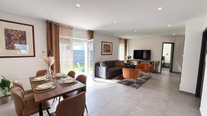 Local-Lux Garden Residence-12Guests-140m2-Free Parking