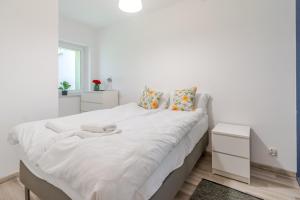 Kapliczna Comfort Apartment by BookingHost