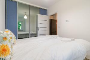 Kapliczna Comfort Apartment by BookingHost