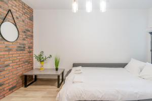 Kapliczna Comfort Apartment by BookingHost