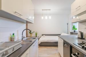 Kapliczna Comfort Apartment by BookingHost