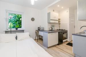Kapliczna Comfort Apartment by BookingHost