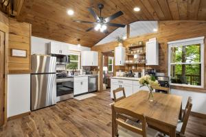 Treetop Terrace- Hot Tub, Wifi, Sauna, Firepit
