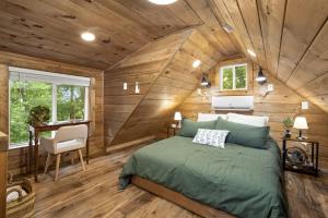 Treetop Terrace- Hot Tub, Wifi, Sauna, Firepit