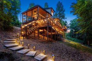 Treetop Terrace- Hot Tub, Wifi, Sauna, Firepit