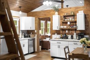 Treetop Terrace- Hot Tub, Wifi, Sauna, Firepit