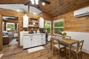 Treetop Terrace- Hot Tub, Wifi, Sauna, Firepit