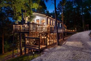 Treetop Terrace- Hot Tub, Wifi, Sauna, Firepit