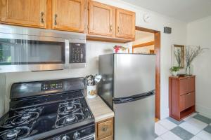 Hot Tub Haven in Wooster: Walk to Shops & Eats!