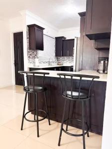 Kingston Retreat- 2 bdrm, 2 bthrm w patio and pool