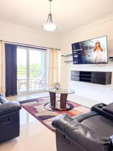 Kingston Retreat- 2 bdrm, 2 bthrm w patio and pool