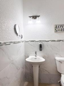 Kingston Retreat- 2 bdrm, 2 bthrm w patio and pool