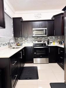 Kingston Retreat- 2 bdrm, 2 bthrm w patio and pool