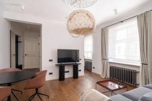 Embassy Area, Quiet Location, Cable TV - by Innorental