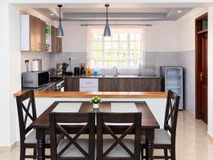 The pine 2 bedroom house California plaza