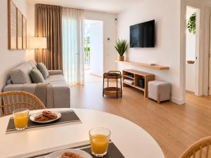 Solarena 28 - Beachside Apartment with Pool & Terrace