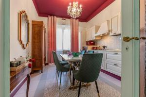 Atrium Emerald Spacious 204m with Private Sauna & Pool Table