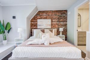 Tulip House 5 Bedroom 3 and Half Bath 4 Parking Greektown