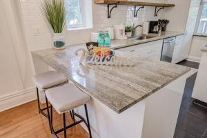 Tulip House 5 Bedroom 3 and Half Bath 4 Parking Greektown