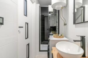 Krzywa Comfort Apartment by BookingHost