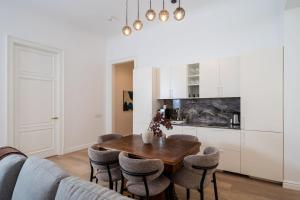 G26 - Old Town, Cable TV, Bath, Espresso Machine - by Innorental