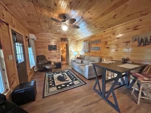 Leyland Little Cabin Adorable Newly Constructed Tiny House with Mountain Views
