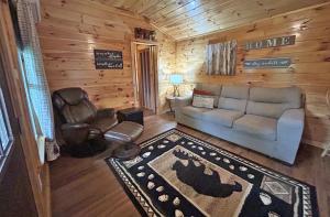 Leyland Little Cabin Adorable Newly Constructed Tiny House with Mountain Views