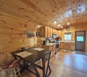 Leyland Little Cabin Adorable Newly Constructed Tiny House with Mountain Views