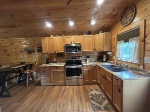 Leyland Little Cabin Adorable Newly Constructed Tiny House with Mountain Views