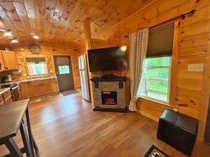 Leyland Little Cabin Adorable Newly Constructed Tiny House with Mountain Views