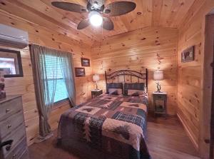 Leyland Little Cabin Adorable Newly Constructed Tiny House with Mountain Views