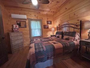 Leyland Little Cabin Adorable Newly Constructed Tiny House with Mountain Views
