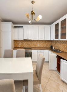 Sunny Apartment 2