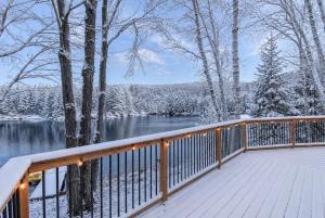 NEW! Waterfront Nest Hot Tub & Lake Views