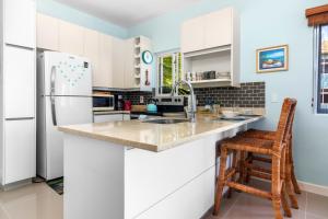 Oceanfront Condos In Tower Isle - Pool, 24HR Security