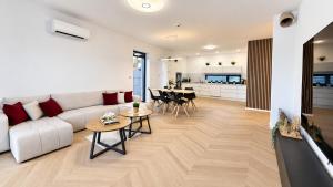 AC Family House with jacuzzi & garden, Miloslavov
