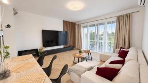 AC Family House with jacuzzi & garden, Miloslavov