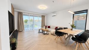 AC Family House with jacuzzi & garden, Miloslavov