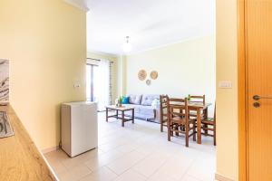 Shiny 1 Central Stay 1 BR Ap Kitchen & Balcony