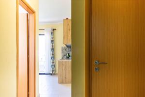 Shiny 2 Central Stay 1BR Ap Kitchen Balcony