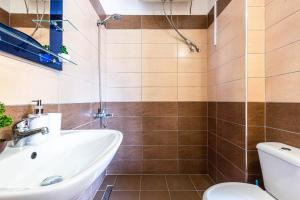 Shiny 6 Central Stay 1BR Ap Kitchen & Balcony