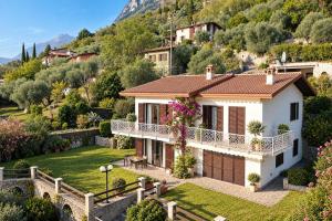 Exclusive private villa with panoramic lake view and pool use