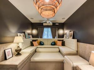 MIRANAMIN NEST Elegant Home, Indoor Plunge Pool, Pet-Friendly, with Rooftop, Kitchens, Self-Service Breakfast - Ideal for Reunions, Team Building, Intimate Gatherings