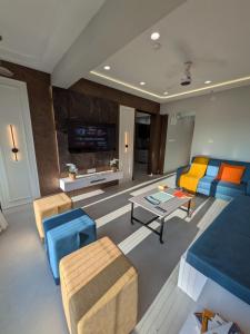 Casa Angkor - 2 BHK Luxe Apartment, Balewaldi