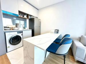 Modern and New 1BR at Arise condo Charoen Mueang