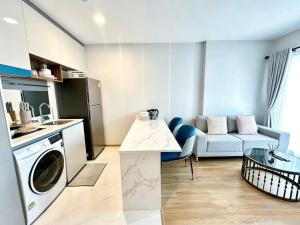 Modern and New 1BR at Arise condo Charoen Mueang