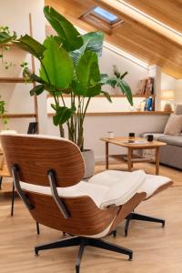 Oak and White Architects Loft Marina View