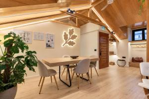 Oak and White Architects Loft Marina View
